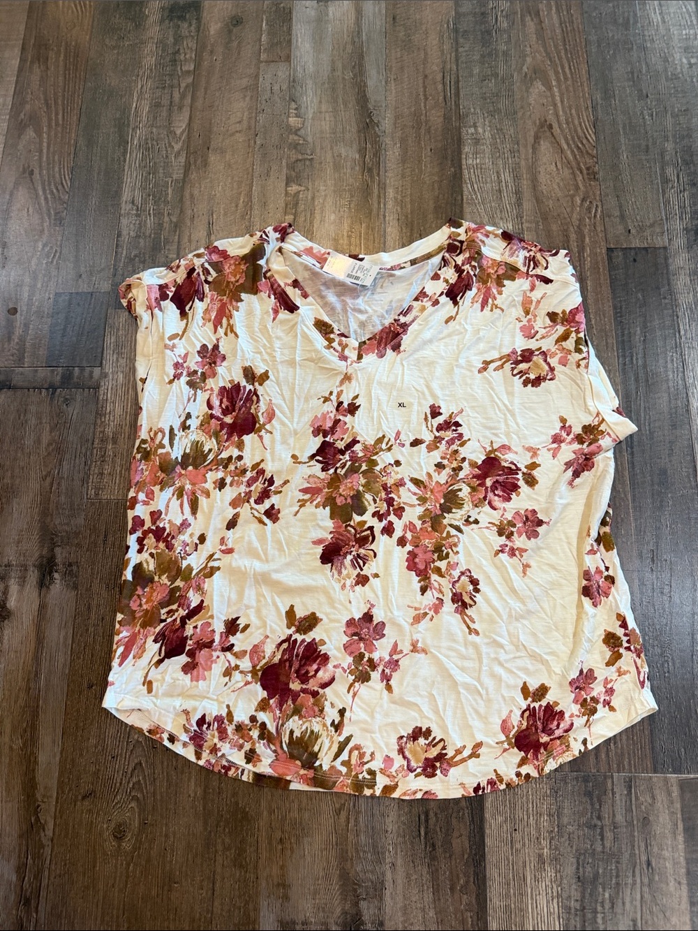 NWT Maurices Cream V-Neck Floral Short Sleeve Tee Sz XL - great Fall layering